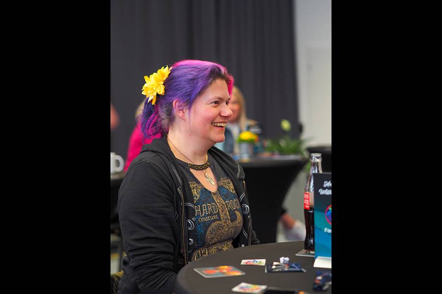 Ein Lächeln, das Haltung zeigt: Rahel Howald von «Inter Bus» in Kerzers war 2025 dabei. Offen, präsent, neugierig – sinnbildlich für eine Generation von Fachfrauen, die Technik beherrscht und den Austausch sucht. Genau dafür ist der Farbzirkel gemacht.