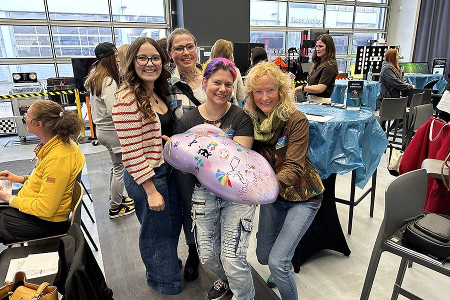 . . . von Teamgeist, Neugier und einer guten Portion gestalterischem Mut. Mittendrin ist auch Rahel Howald, engagiert im Dialog und Teil eines Netzwerks, das zeigt, wie lebendig . . .