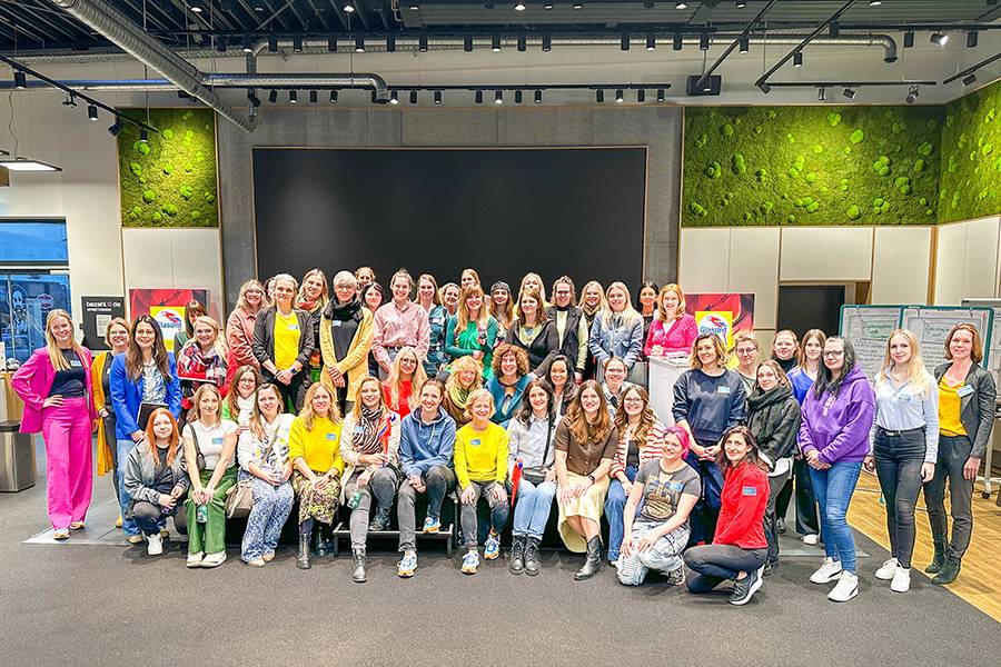 Une image forte pour un réseau fort : les participantes de 2025 dans la « Zukunftswerkstatt 4.0 » à Esslingen. Des entreprises différentes, un dénominateur commun – la volonté d’échanger sur pied d’égalité. 