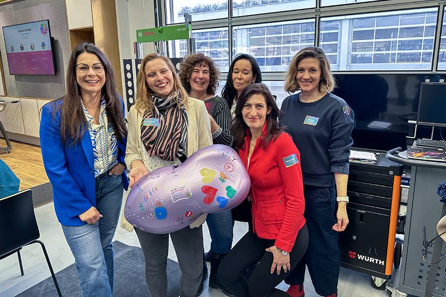 Esprits créatifs, regards concentrés, la couleur comme langage commun : Lors des travaux de groupe du Cercle des couleurs naît ce qui caractérise le format – un échange d’égal à égal, porté . . . 