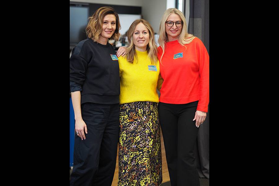 Habillées de couleurs vives, fidèles à la devise « Fortes en couleur » (de g. à d.) : Alice Ruthardt et Yvonne Rohde Hofbauer (BASF Coatings Services), Sonja Banic (Lackzentrum Niedernhall GmbH).