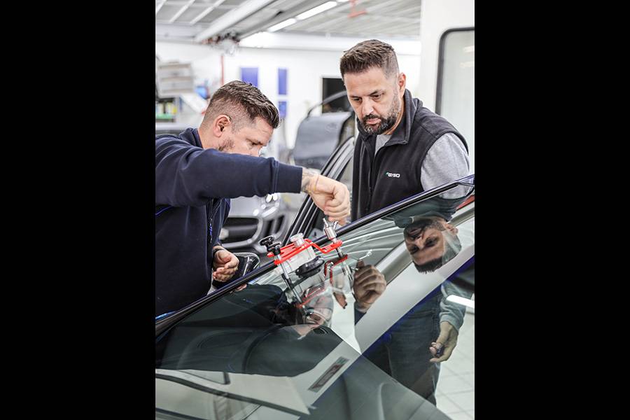 … appareil sur batterie au chargeur, en passant par les tuyaux, les injecteurs, la lampe UV et les outils spéciaux.