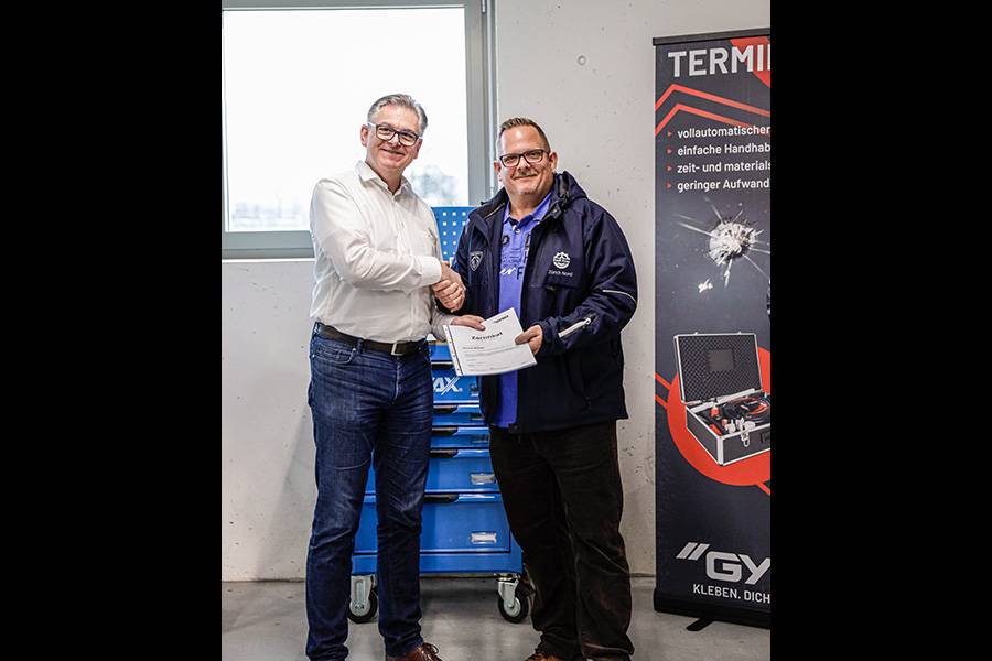 Peter Moser (responsable du secteur Automotive) de Gyso (à gauche) remet le certificat de formation à un expert d’Emil Frey.