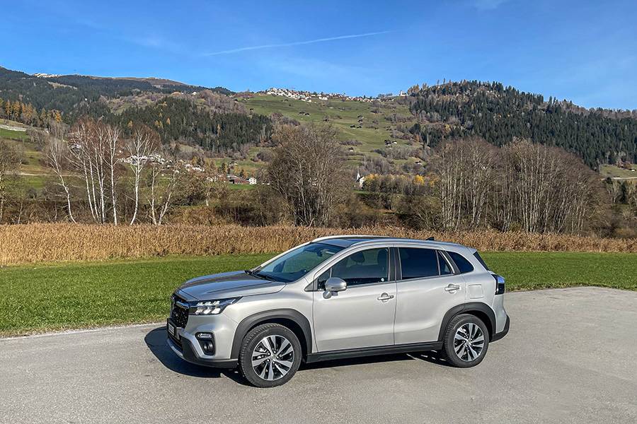 Mit einer Länge von 4,30 Metern fährt der S-Cross direkt in die Lücke zwischen Vitara und Across. Damit stellt er jene Komfortzone bereit, in der sich auch Familien zuhause fühlen. 