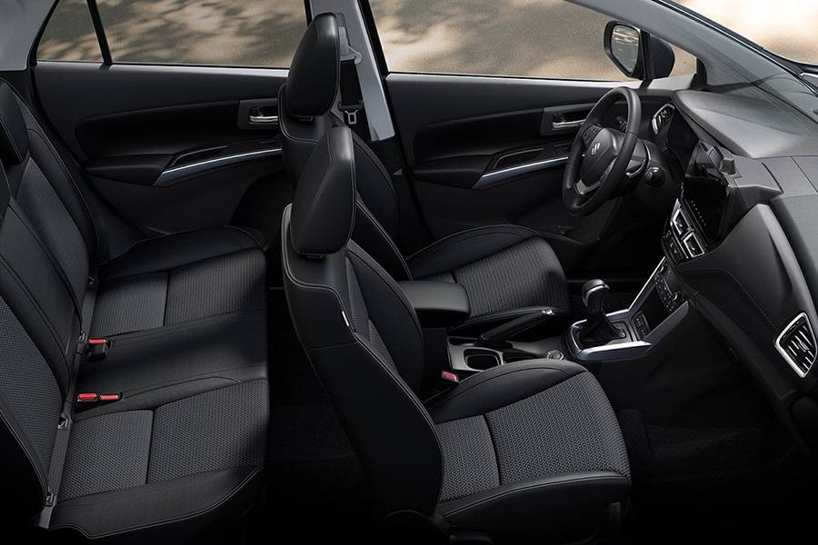 Analoge Ehrlichkeit im Cockpit: Der S-Cross setzt auf klare Instrumente, griffiges Lenkrad und ein Infotainment, das ohne Schnickschnack auskommt – funktional wie ein Schweizer Sackmesser.