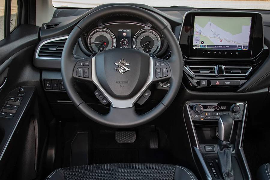 Alles im Blick: Die erhöhte Sitzposition, der übersichtliche Bildschirm und die logisch angeordneten Bedienelemente zeigen, wie bodenständig moderner Alltag im Suzuki aussehen kann.