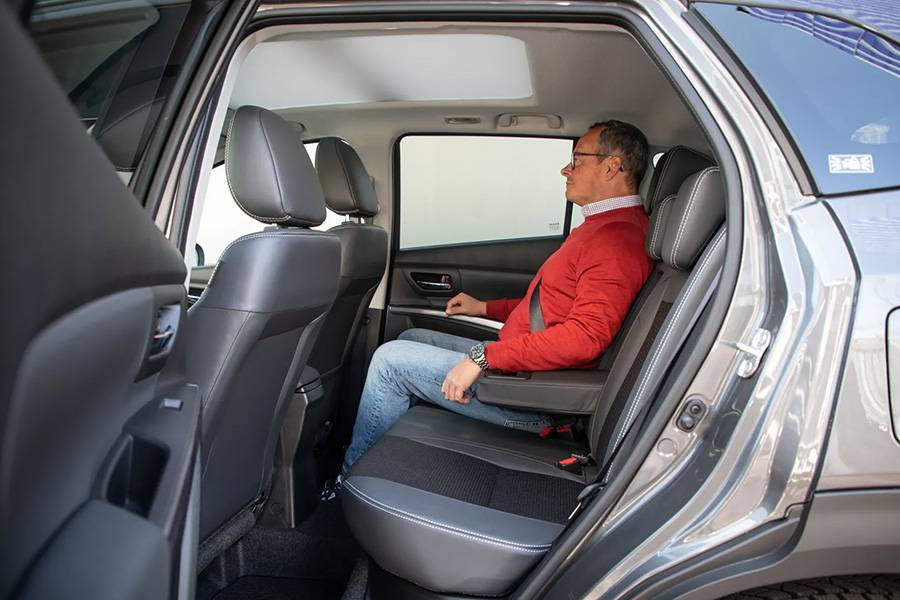 Viel Platz für die Insassen: Hinten sitzt man erstaunlich bequem – nur wer über 1,75 m misst, streift beim Panorama-Himmel leicht an die Realität.