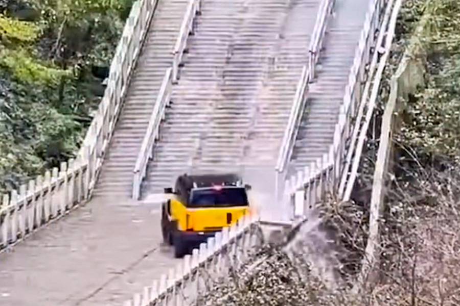 Range Rover fuhr hier hoch. Chery fährt hier zurück. Die 999 Stufen zum «Tor des Himmels» erweisen sich einmal mehr als gnadenloser Prüfstand.