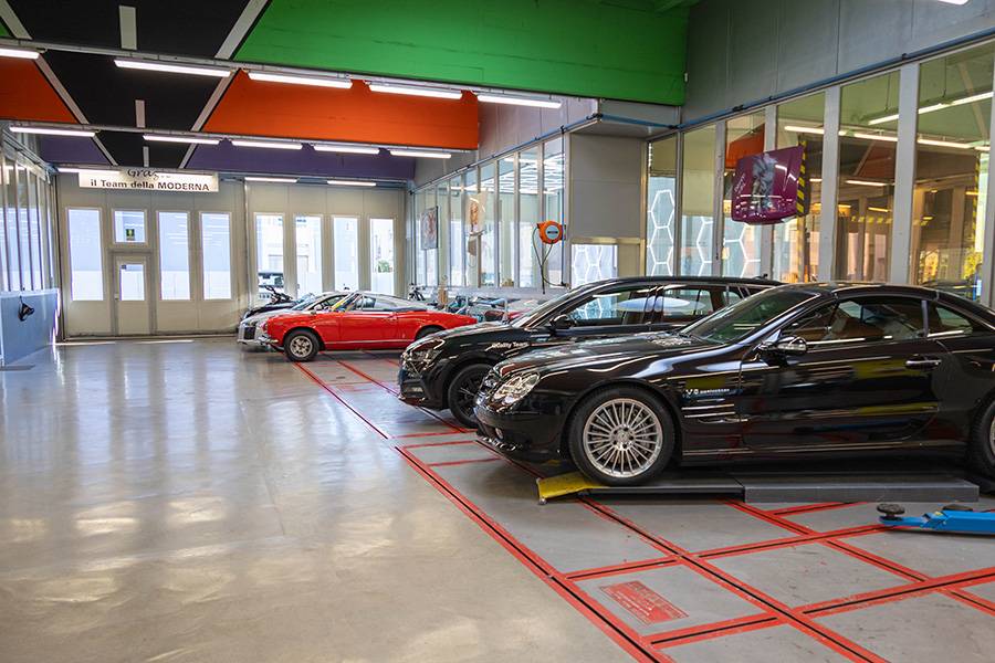 Ankunft- und Abfahrthalle: Wer gerne schöne Autos betrachtet, ist bei der «Carrozzeria Moderna» am richtigen Ort. 