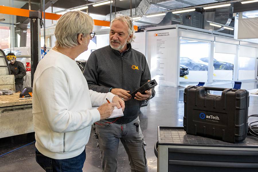 Marco Flückiger präsentiert carwing-Chefredaktor Heinz Schneider «Repairify by Glas Trösch Autoglas.» Damit sind Codierungen machbar, man kann Neuteile anlernen oder Schlüssel in Echtzeit und auf OEM-Niveau programmieren.