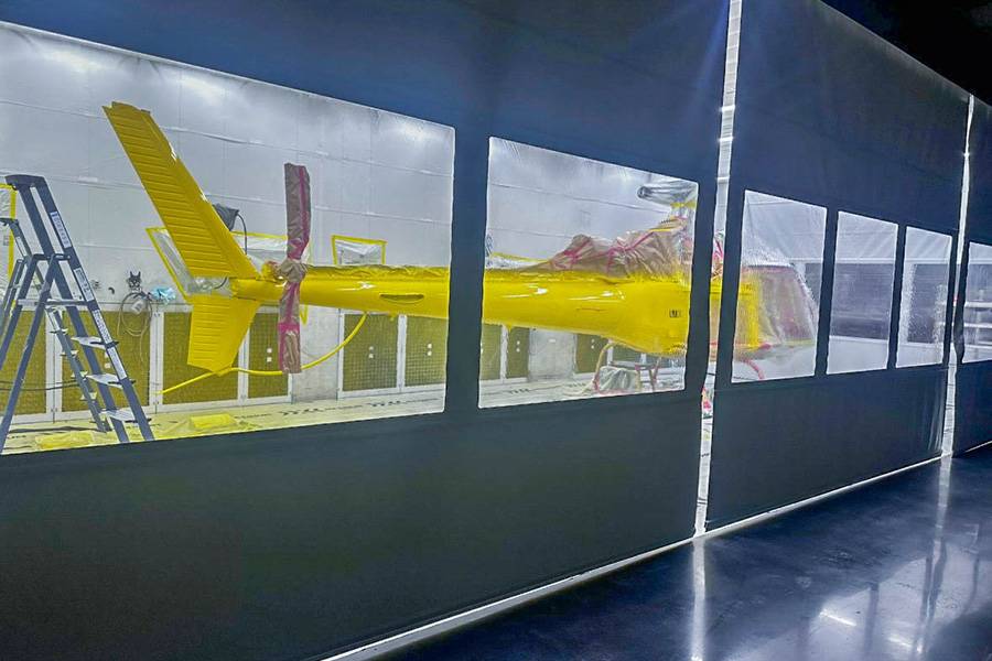 Die grosse Industrielackierkabine ist neu: Sind die feuerfesten Seitenwände hochgezogen, lässt sich darin ein Helikopter lackieren – eine Spezialität . . . 
