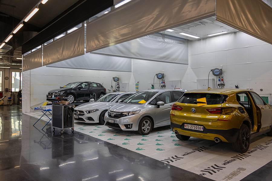 . . . der «Moderna». Man kann sie aber auch herunterlassen, dann können problemlos vier Personenwagen in Arbeit genommen werden. 