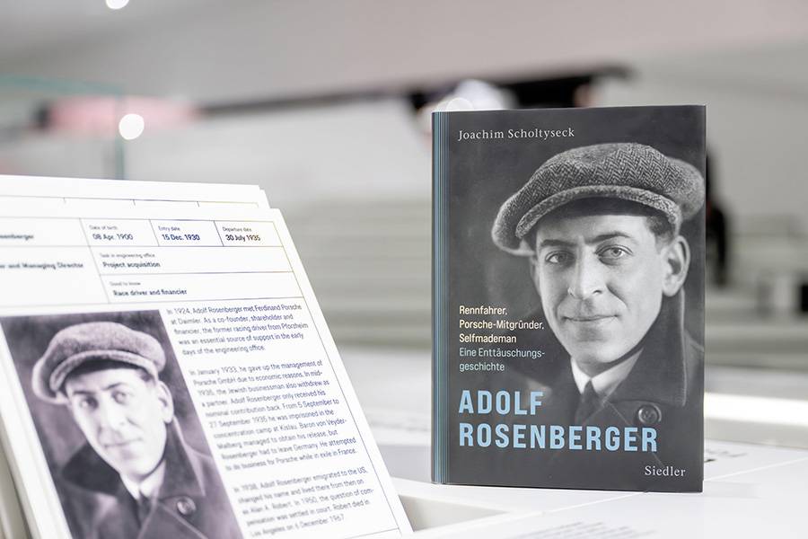 Un livre posé sur une table, entouré de documents d’archives : il n’en faut pas plus pour faire vaciller l’histoire. La biographie reconstitue une vie longtemps seulement perceptible par fragments et rend visible ce qui s’est perdu entre fondation de l’entreprise, éviction et oubli.