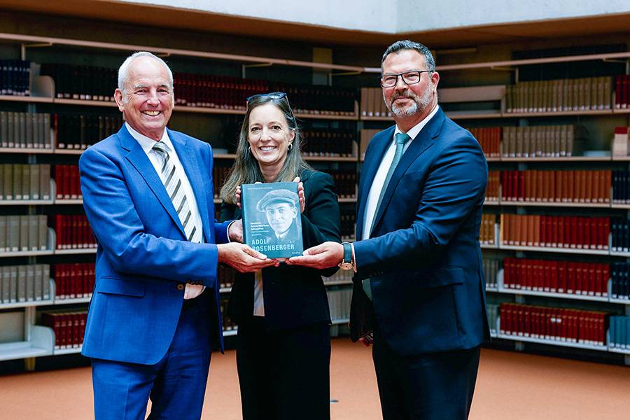 Sobre, volontairement sans effet : le professeur Joachim Scholtyseck, historien, Sandra Esslinger de l’Adolf Rosenberger GmbH et Achim Stejskal, responsable de Porsche Heritage et du musée Porsche (de gauche à droite), présentent la biographie d’Adolf Rosenberger. Aucun cérémonial, aucun geste grandiloquent – mais un signal discret que la mémoire, ici, n’est pas administrée, elle est travaillée.