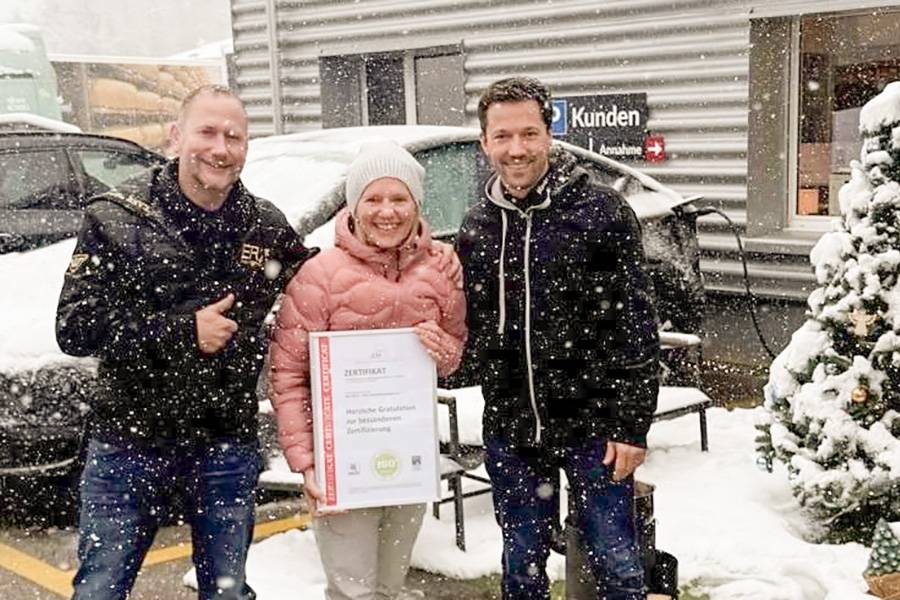 Übergabe des Zertifikats (v. l.): Peter Hümbeli (Plankl), Martina Dudle Snydr (Attesta) und Robert Frischknecht (Plankl). 