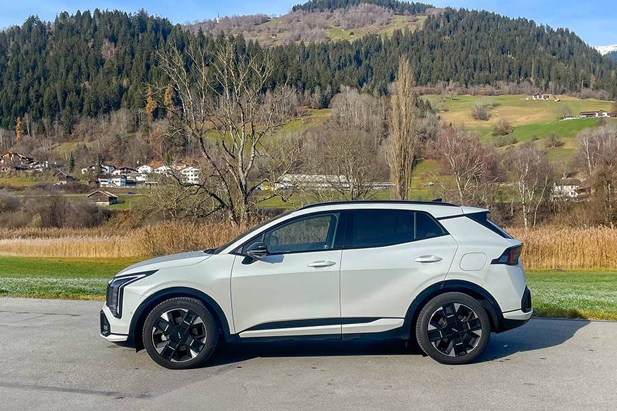 Klare Linie, ruhiger Auftritt: In der Seitenansicht zeigt der Sportage, dass Design auch ohne übertriebene Dynamik funktionieren kann – sachlich, stimmig, fast gelassen.