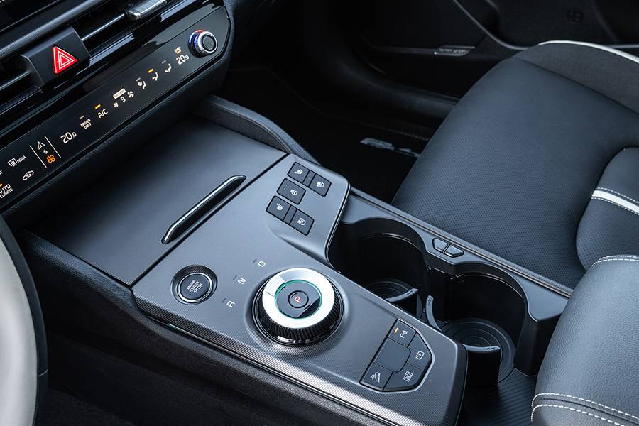 Technik ohne Show: Drehregler, Fahrmodi und Assistenzsysteme sind griffbereit und klar angeordnet. Funktion schlägt Inszenierung – und genau das passt zum Charakter des Sportage.