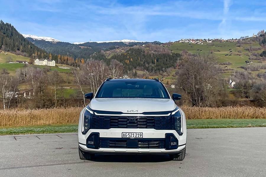 Un regard sûr de lui, sans intimidation : la face avant marquée du Kia Sportage GT-Line mise sur la présence plutôt que l’esbroufe – moderne, lisible et étonnamment mature.