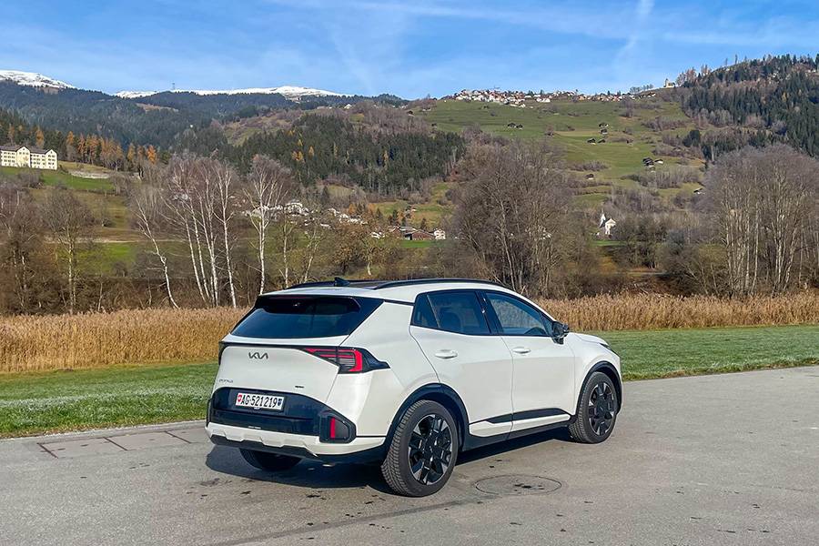 L’arrière reste fidèle au concept : anguleux, ordonné, fonctionnel. Pas de drame, pas d’effets gratuits, mais une conclusion logique d’un ensemble bien pensé.