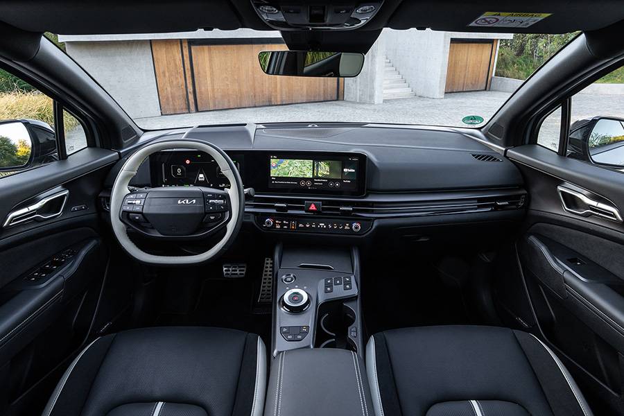 Monter à bord et se sentir à l’aise : le cockpit est logique, bien fini et immédiatement compréhensible. Ici, pas d’expérimentation inutile, mais une efficacité rassurante.