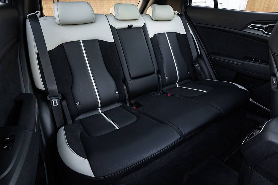 Détente également à l’arrière : la banquette offre de l’espace, de bonnes assises et une ambiance aérée – les longs trajets ne sont pas une contrainte, mais une option viable.