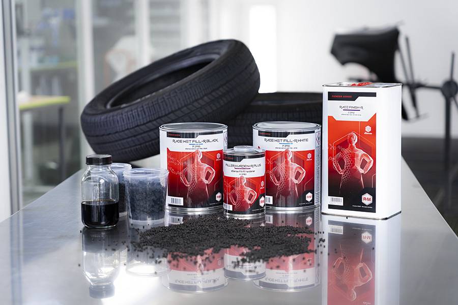 Rohstoffe, Produkte, Ergebnis: Der neue «RACE-WET-FILL-R» zeigt, wie chemisches Recycling, kurze Ablüftzeiten und Nass-in-Nass-Technologie im Werkstattalltag zusammenfinden.
