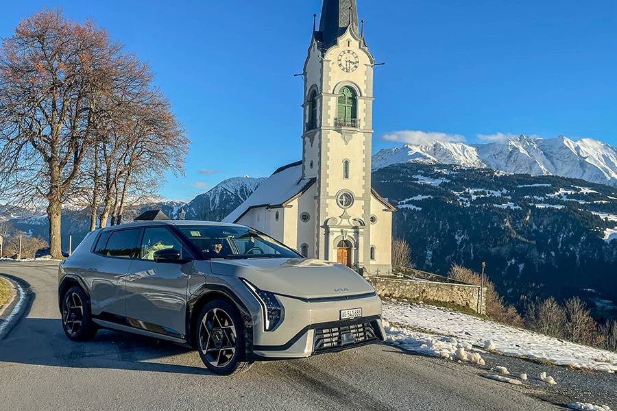 Tief, klar und ohne SUV-Allüren: Der Kia EV4 zeigt in den Bündner Bergen, dass gutes Design auch ohne Hochsitz funktioniert.