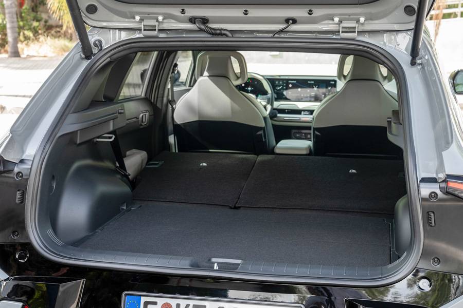 Mehr Platz, als man erwartet: Mit umgelegten Rücksitzen wird aus dem EV4 ein erstaunlich geräumiger Begleiter für Reise und Freizeit.