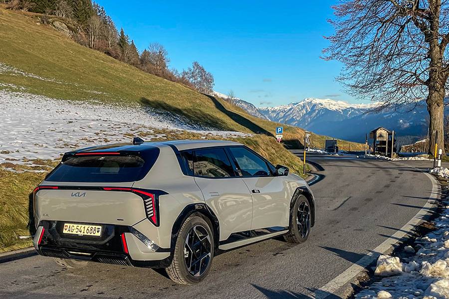 Épaules larges, lignes nettes, présence sereine – même vu de l’arrière, l’EV4 inspire calme et assurance.