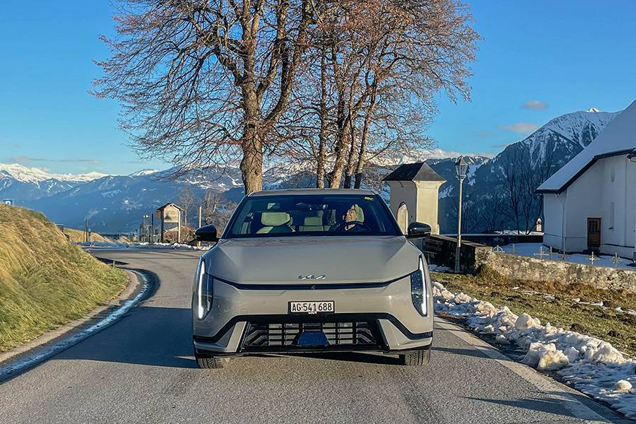 Une face avant sans agressivité : l’EV4 mise sur la sobriété plutôt que sur l’esbroufe, et gagne ainsi en modernité.