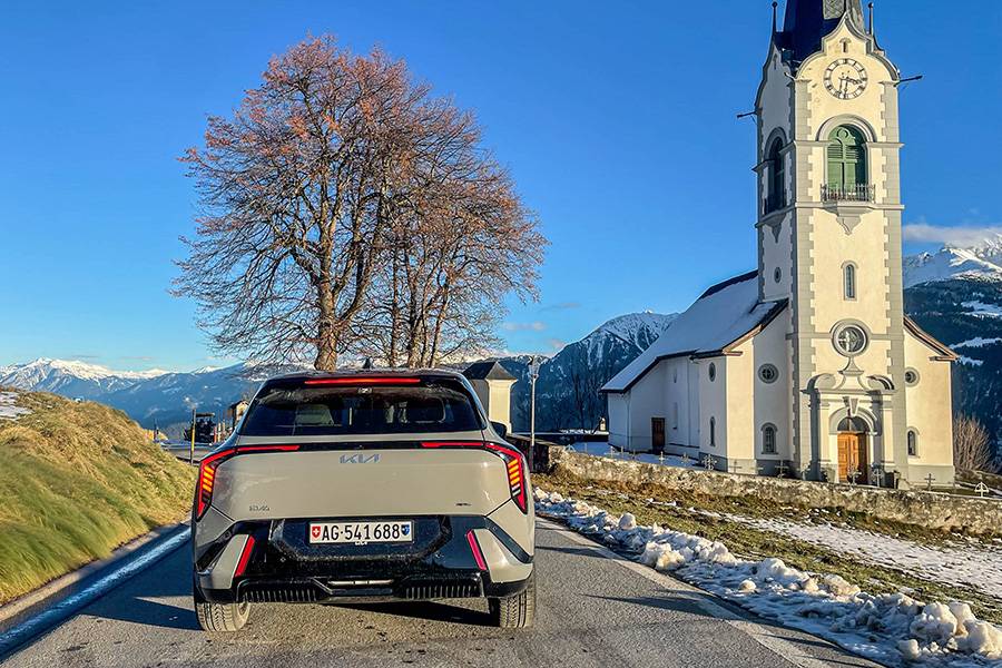 Électrique en mouvement, détendu à l’arrivée : l’EV4 s’intègre étonnamment bien au paysage alpin – silencieux, efficient, posé.