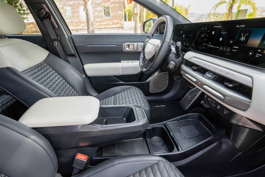 Ambiance chaleureuse plutôt que démonstration technologique : matériaux de qualité, lignes claires et cockpit épuré définissent l’habitacle.