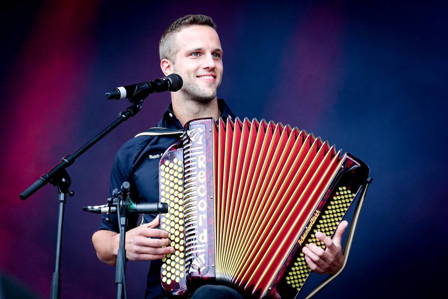 Simon Rusch, gelernter Fahrzeugschlosser und Energiebündel der Band, mit seiner Handorgel. Einer, der tagsüber Metall formt – und abends Melodien. Bodenständig, fokussiert, und mit diesem Lächeln, das verrät: Musik ist für ihn kein Hobby, sondern Lebensrhythmus.