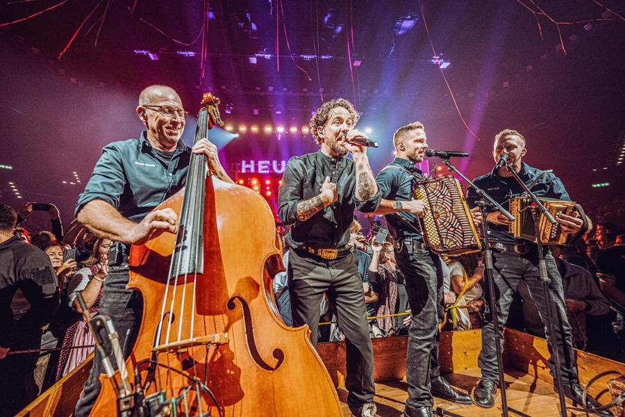 Lorsque le rocker des alpes Trauffer fait trembler la grande scène, trois Schwyzois se retrouvent soudain sous les projecteurs : les Rusch-Büeblà. Trois concerts, le Hallenstadion complet – et la preuve que la musique folk-pop tient parfaitement face aux feux d’artifices et aux tonnerres d’applaudissements des stades.