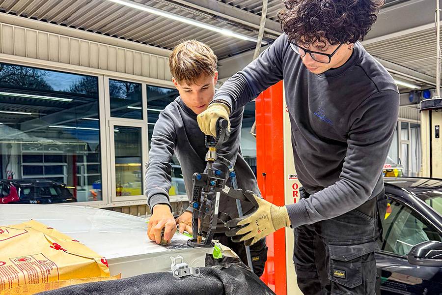 Millimeterarbeit statt Muskelspiel: In der Spenglerei der Carrosserie Bringold AG zählt der ruhige Blick ebenso wie die sichere Hand. Und: Nachwuchs und Erfahrung arbeiten hier Schulter an Schulter – konzentriert, respektvoll, auf Augenhöhe.