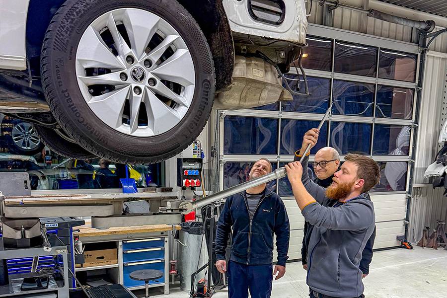 Technik, Erfahrung und ein Schuss Neugier: In der Werkstatt wird nicht gerätselt, sondern verstanden. Gleichzeitig gehört die Bühne dem Unterboden: Was später niemand sieht, wird bei Bringold mit derselben Sorgfalt instandgesetzt.