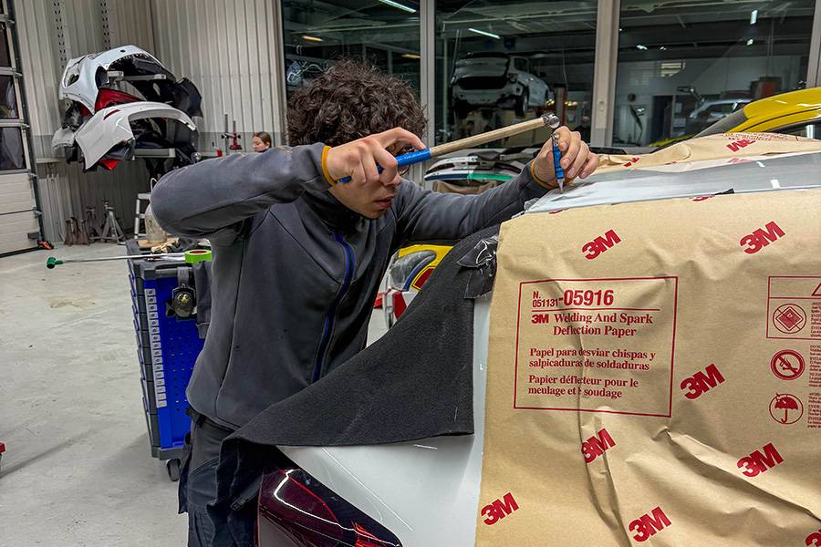 Blechbearbeitung als Handwerk: Jeder Schlag sitzt, jeder Handgriff hat seinen Zweck.
Denn die Geduld ist Teil des Arbeitsprozesses – besonders dann, wenn aus kleinen Korrekturen ein stimmiges Ganzes entsteht.