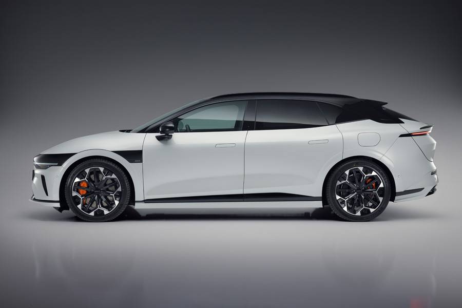 4,82 Meter Länge, gestreckte Proportionen, ruhige Fläche – die Silhouette zitiert klassische GT-Ideen, übersetzt sie aber konsequent ins Elektro-Zeitalter.