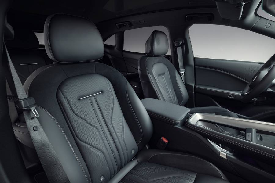 Sachlichkeit statt Inszenierung: Materialien und Formen wirken nüchtern, hochwertig und auf Langstrecke ausgelegt, nicht auf schnelle Likes.