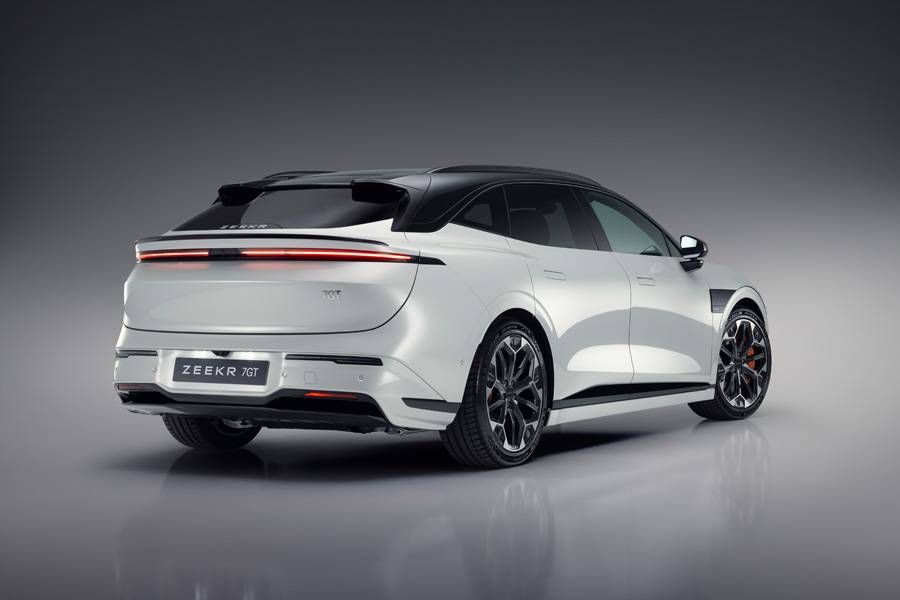 Épaules larges, bande lumineuse continue, porte-à-faux courts : l’arrière privilégie stabilité et clarté, sans tomber dans une esthétique SUV.