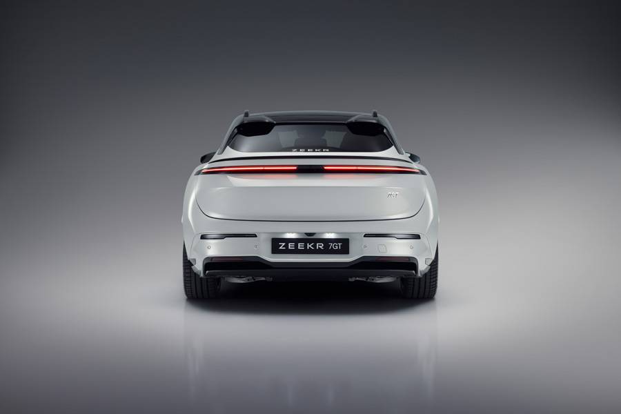 Réduit, fermé, fonctionnel : l’arrière renonce aux effets faciles et souligne la vocation d’une voiture faite pour être conduite, pas seulement regardée.