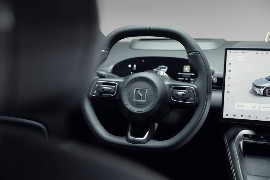 Orienté conducteur plutôt que ludique : volant, écrans et commandes servent l’information, rien ne prétend être plus important que la conduite.