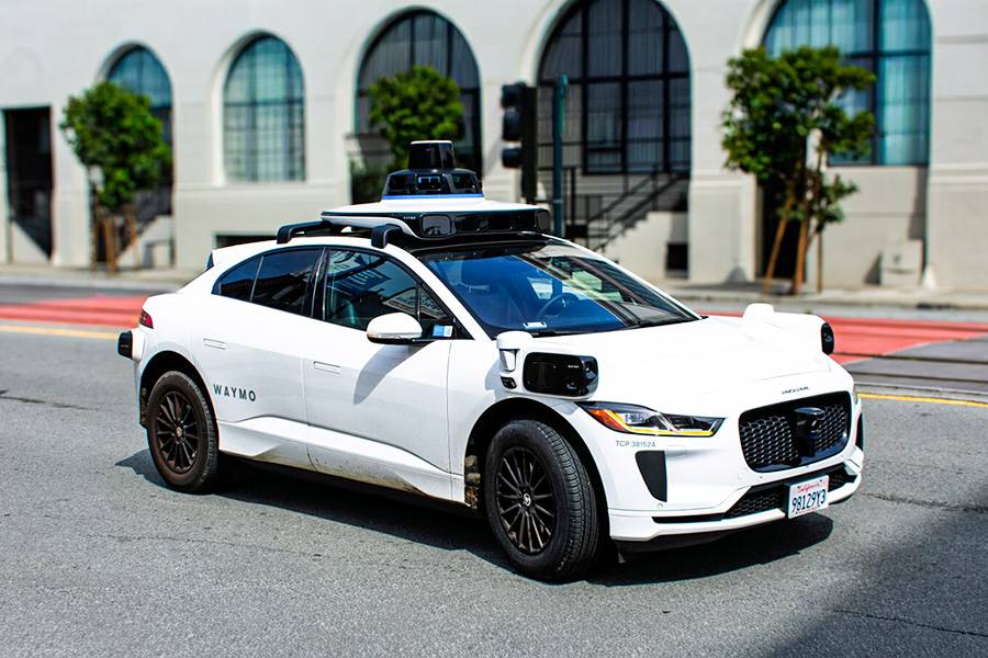 Un Waymo à San Francisco : à l’extérieur, un Jaguar I-Pace ; sur le toit, une tour de capteurs — à l’intérieur, pas de conducteur, mais des caméras, du radar et du logiciel. Le robotaxi roule comme si c’était la chose la plus normale au monde. Jusqu’à ce que la réalité décide de monter à bord.
