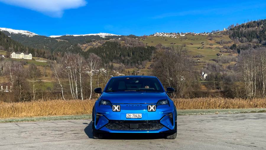 Ein Blick wie ein Handschlag mit festem Druck: Die Alpine steht breit, selbstbewusst und leicht angriffslustig da. Die markante Lichtsignatur und die kantig geschärfte Front machen klar: Hier grüsst kein braver Elektro-Mini, sondern ein Sportler mit Ambitionen.