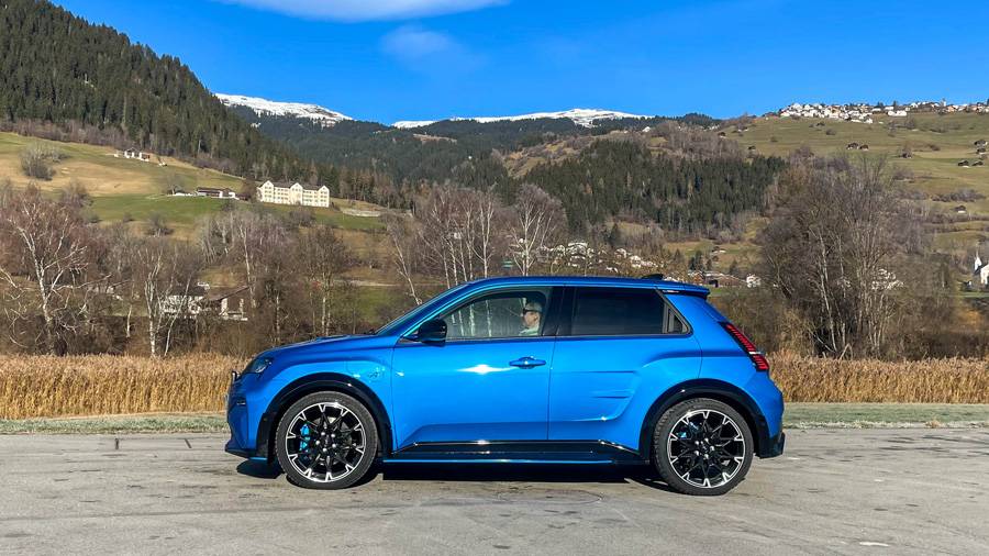 Kurz, straff, gespannt: In der Seitenlinie zeigt die A290 ihre gedrungene Proportion und die breite Spur. Schwarze Schweller, 19-Zoll-Räder und das kontrastierende Dach geben ihr viel visuelle Spannung.