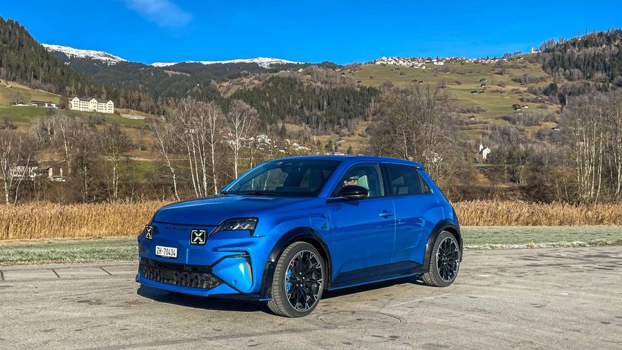 Hier wird das Konzept sichtbar: Renault R5 als Ursprung, Alpine als Veredelung. Die A290 wirkt aus dieser Perspektive besonders dynamisch, fast schon lauernd – als würde sie jeden Moment lossprinten. Nostalgie? Ja. Aber mit scharfem Blick nach vorn.