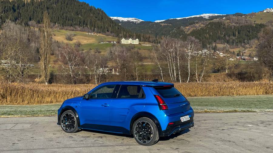 Kein lautes Finale, sondern ein selbstsicherer Abgang. Das Heck ist kompakt, klar gezeichnet und sportlich geerdet. Die vertikalen Leuchten zitieren die Alpine-DNA, während der breite Stand auch von hinten keinen Zweifel lässt: Dieses Auto will gesehen werden – und wird es auch.