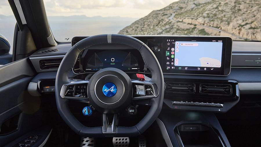 Volant sport avec le sélecteur bleu RCH pour la récupération d’énergie et la touche pour le choix du mode de conduite. Le bouton rouge OV (Overtake) pour plus de puissance pendant dix secondes – par exemple pour dépasser. 