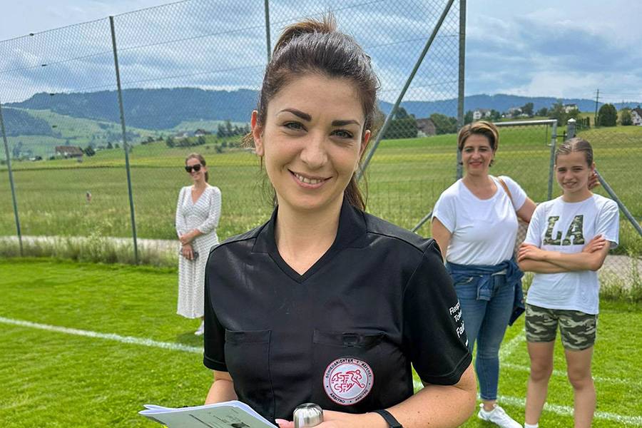 Im Element: Als engagierte Schiedsrichterin auf dem Fussballplatz ist die Akzo-Nobel-Frau bereit für den nächsten Einsatz – mit scharfem Blick, Pfeife und Spielunterlagen.