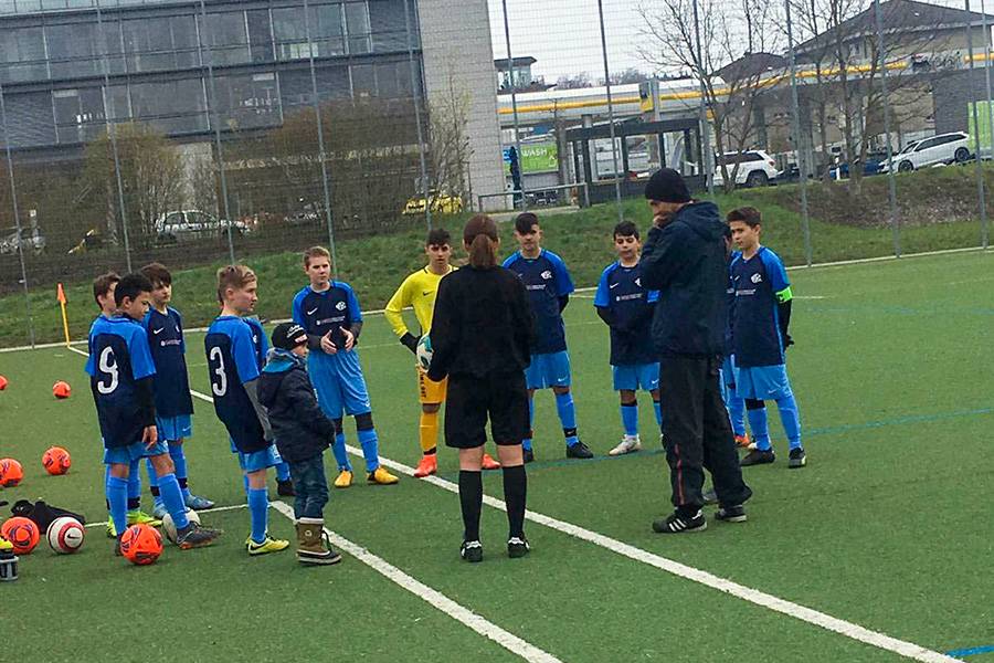 Vor dem Anpfiff: Rita D’Angelo erklärt einer Juniorenmannschaft konzentriert und klar die Regeln – Ordnung auf dem Platz beginnt für sie schon vor dem ersten Pfiff.